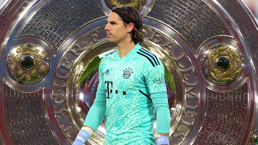 Dieses Symbolfoto vom 28. Februar 2023 zeigt den ehemaligen Gladbach-Torwart Yann Sommer im Trikot seines neuen Klubs Bayern München, im Hintergrund ist die Meisterschale zu sehen.