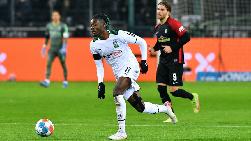 Manu Koné von Borussia Mönchengladbach trifft mit seinem Team am Samstag (4. März 2023) auf den SC Freiburg. Das Foto zeigt den Franzosen bei einem vergangenen Duell gegen die Breisgauer am 5. Dezember 2021.