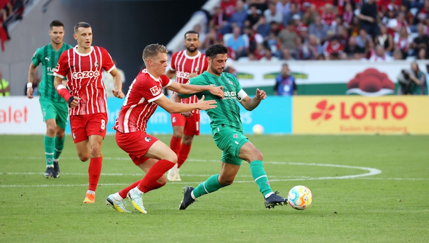 Am Samstag (4. März 2023/15.30 Uhr) trifft Borussia Mönchengladbach am 23. Bundesliga-Spieltag auf den SC Freiburg. das Foto zeigt SCF-Verteidiger Matthias Ginter (l.) im Duell mit Borussia-Kapitän Lars Stindl (r.) beim Hinrunden-Spiel am 11. September 2022.