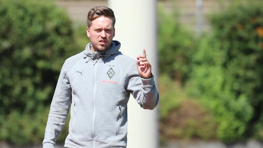 Jonas Spengler, Trainer der Frauen von Borussia Mönchengladbach, am 28. August 2022 beim Spiel in der Regionalliga West gegen den VfR Warbeyen im Grenzlandstadion Mönchengladbach-Rheydt. Spengler hat den linken Zeigefinger erhoben.