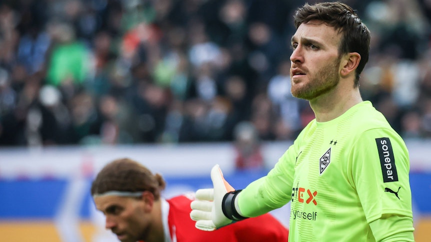 Tobias Sippel (r.), Torwart von Borussia Mönchengladbach, auf diesem Bild am 4. März 2023 während des Bundesliga-Duells gegen den SC Freiburg im Borussia-Park zu sehen. Sippel macht eine Geste mit seinem rechten Arm.