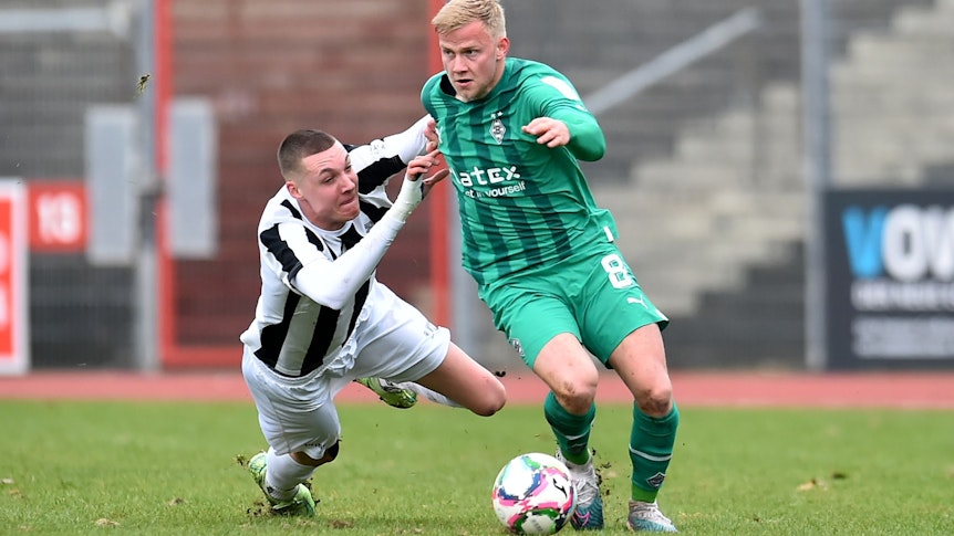 Per Lockl (r.) sah beim 3:2-Sieg von Borussia Mönchengladbach II bei der SG Wattenscheid 09 am 4. März 2023 die Gelb-Rote Karte. Hier ist der Gladbacher Mittelfeldmann im Zweikampf mit Simon Noah Roscher.