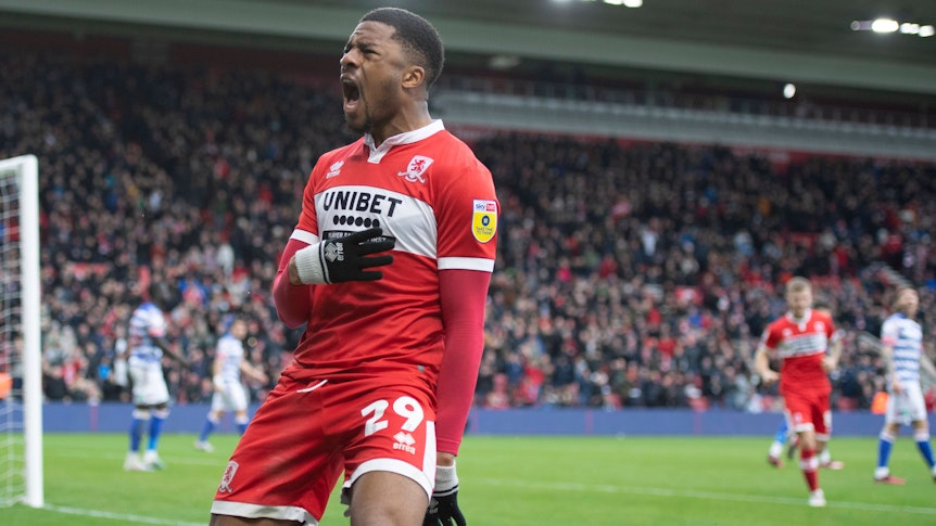 Torjubel von Chuba Akpom! Der englische Stürmer des FC Middlesbrough hat im Duell mit Reading (4. März 2023) getroffen und lässt seiner Freude freien Lauf. Er schreit vor der Kurve und zeigt mit seiner rechten Hand eine Vier an.