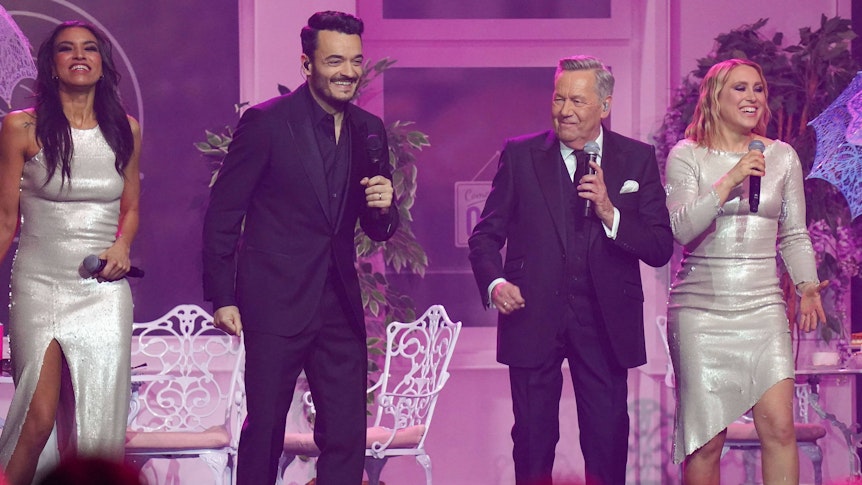 ZDF-Moderator Giovanni Zarrella (l.) und Schlager-Legende Roland Kaiser (r.) bei einem gemeinsamen Auftritt am 25. Februar 2023 in der Baden Arena in Offenburg.