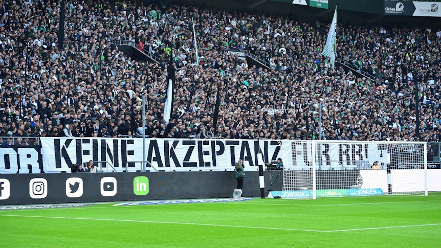 Fans von Borussia Mönchengladbach kritisieren am 17. September 2022 RB Leipzig mit Spruchbändern.