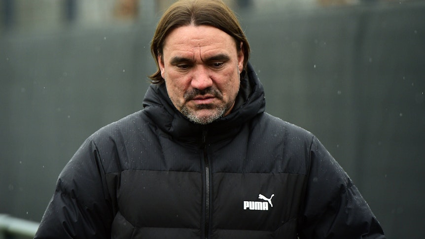 Nachdenklicher Blick: Daniel Farke, Trainer von Borussia Mönchengladbach, muss beim Auswärtsspiel in Leipzig am Samstag (11. März 2022/15.30 Uhr) auf einige Spieler verzichten. Das Foto zeigt den Gladbach-Coach am 9. März bei einer Trainingseinheit im Borussia-Park.