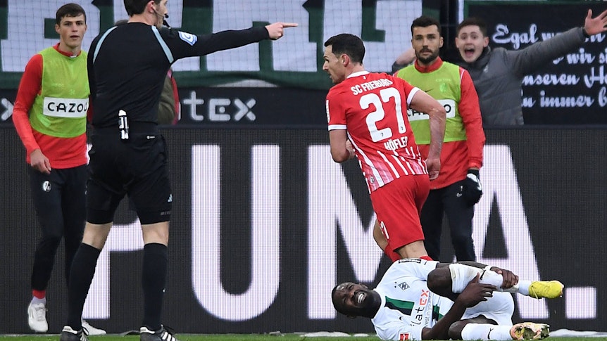Eine Schwalbe, die die Gemüter erregt: Im Duell gegen den SC Freiburg am 4. März 2023 ließ sich Marcus Thuram, Stürmer von Borussia Mönchengladbach, nach einem Zweikampf gegen Nicolas Höfler im Strafraum fallen, um einen Elfmeter zu provozieren. Dafür geriet der Franzose nachträglich in die Kritik.