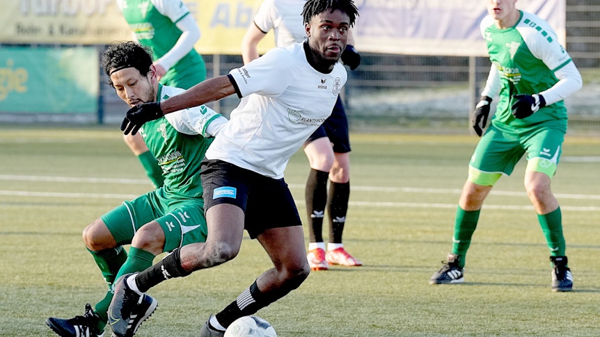 Noel Futkeu (r.), hier am 17. Dezember 2022 im Zweikampf mit Ryota Nakaoka vom FC Kray, spielt derzeit bei ETB SW Essen und führt die Torschützenliste der Oberliga Niederrhein an.