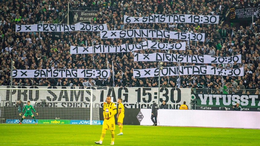Borussia Mönchengladbach spielt in der aktuellen Spielzeit so selten wie kein anderes Team am Samstag um 15.30 Uhr. Die Fans der Klubs machten ihrem Ärger bereits am 11. November 2022 beim Spiel gegen Borussia Dortmund mit Transparenten Luft.