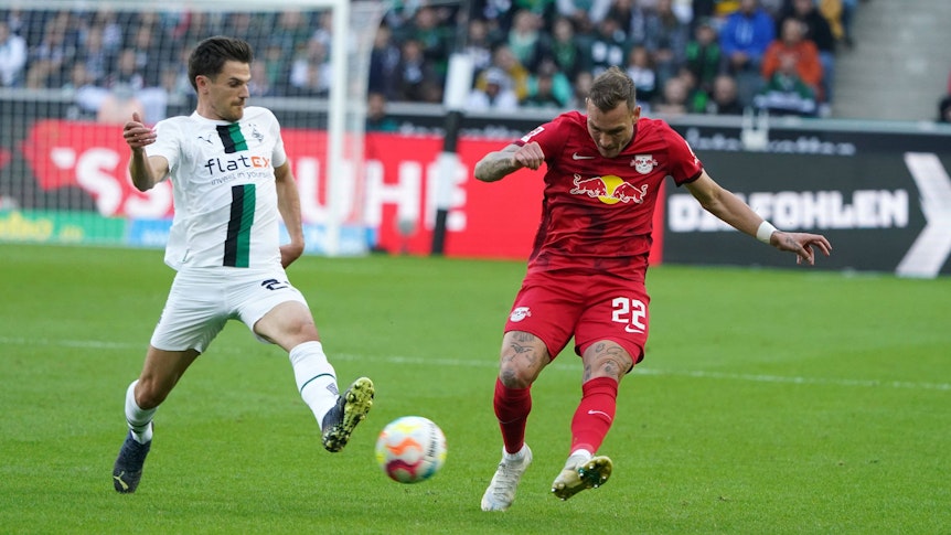 Jonas Hofmann (l.) von Borussia Mönchengladbach, hier am 17. September 2022 im Laufduell mit Leipzigs David Raum (r.), tritt mit seinem Team am Samstag (11. März/15.30 Uhr) zum Bundesliga-Auswärtsspiel bei RB Leipzig an.