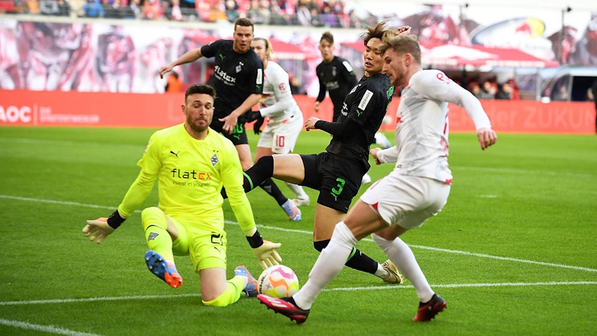 Gladbach-Keeper Tobias Sippel (l.) kann in dieser Szene einen Schuss vonTimo Werner (r.) im Bundesliga-Duell (11. März 2023) bei RB Leipzig abwehren.
