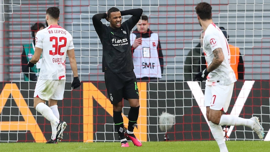 Gladbach-Stürmer Alassane Plea (M.) verschießt während der Bundesliga-Pleite (0:3) der Borussia bei RB Leipzig (11. März 2023) einen Strafstoß. Der Franzose greift sich entsetzt an den Kopf.