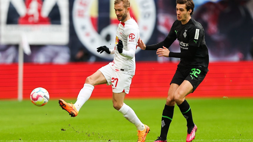 Borussia Mönchengladbach hat am Samstag (11. März 2023) 0:3 bei RB Leipzig verloren. Das Foto zeigt RB-Profi Konrad Laimer (l.) im Zweikampf mit Gladbachs Florian Neuhaus (r.).