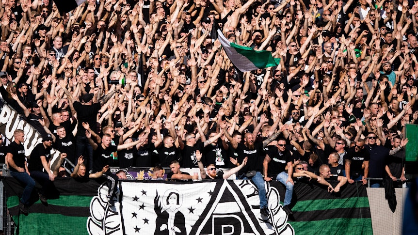 Die mitgereisten Fans von Borussia Mönchengladbach feuern das Gladbach-Team beim bisher letzten Derby in Köln ohne Corona-Bedingungen am 14. September 2019 im Gästeblock an.