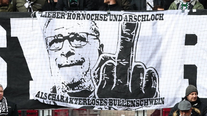Am Samstag (11. März 2023) hat Borussia Mönchengladbach 0:3 gegen RB Leipzig verloren. Während des Spiels zeigten die mitgereisten VfL-Fans immer wieder Banner im Fanblock gegen RB-Sportchef Max Eberl.