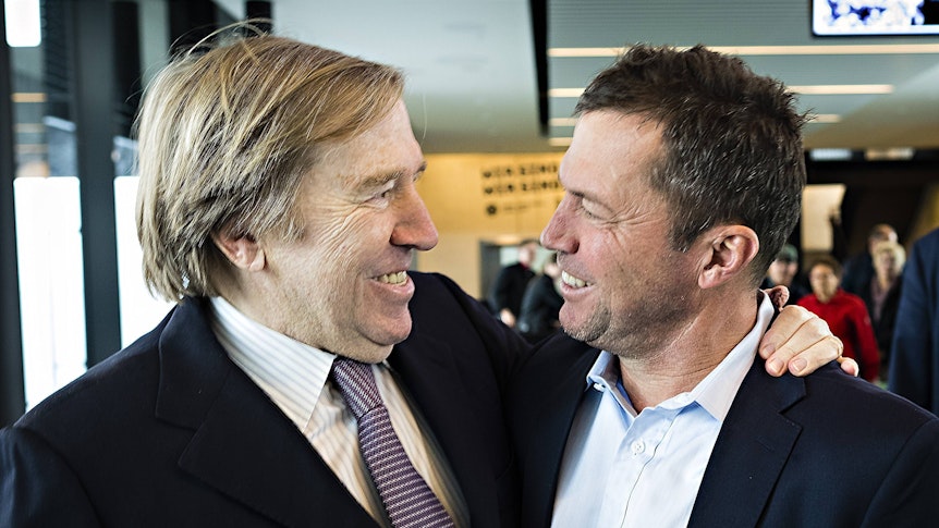 Lothar Matthäus (r.) und Günter Netzer liegen sich bei der Eröffnung der Fohlenwelt, dem Gladbach-Vereinsmuseum, am 3. Mai 2019 in den Armen. Die beiden Ex-Spieler von Borussia Mönchengladbach lachen sich gegenseitig an.