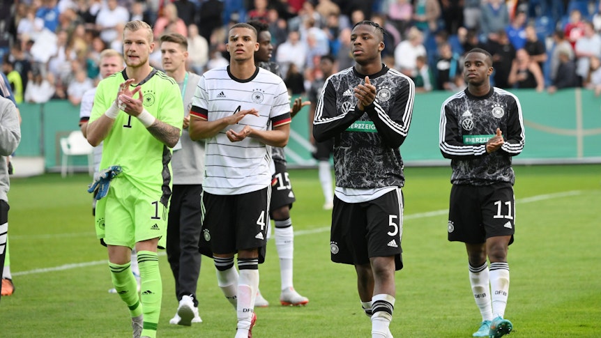Malick Thiaw (mit der Nummer 4) und Armel Bella-Kotchap (Nummer 5) applaudieren gemeinsam mit den Mitspielern Nico Mantl (l.) und Youssoufa Moukoko (r.) den Fans nach einem U21-Länderspiel zwischen Deutschland und Ungarn am 3. Juni 2022