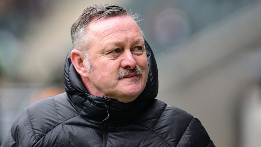 Roland Virkus steht im Rahmen des Bundesliga-Spiels von Borussia Mönchengladbach gegen den SC Freiburg am 4. März 2023 am Spielfeldrand im Borussia-Park.