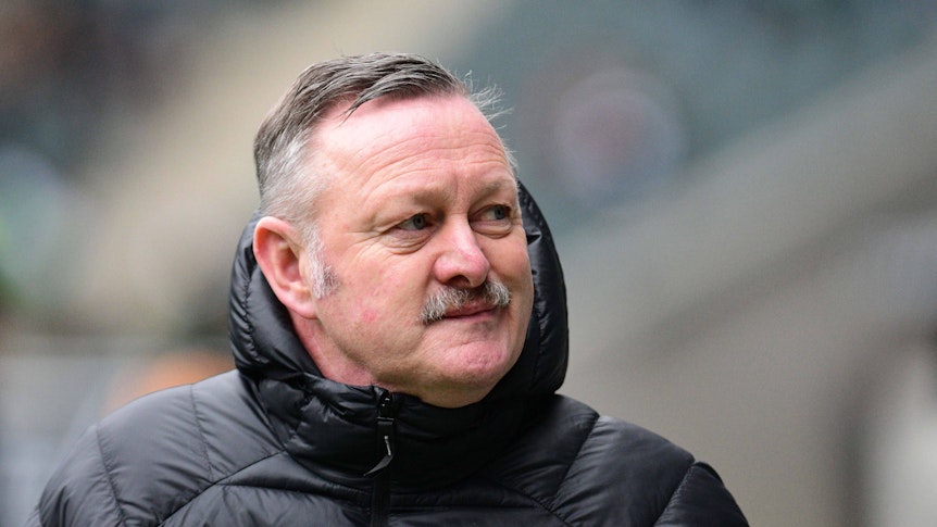 Roland Virkus steht im Rahmen des Bundesliga-Spiels von Borussia Mönchengladbach gegen den SC Freiburg am 4. März 2023 am Spielfeldrand im Borussia-Park.
