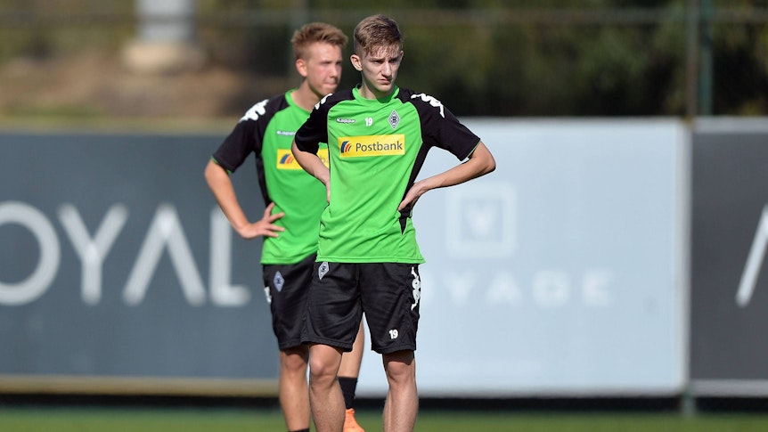 Sinan Kurt bestreitet am 10. Januar 2014 eine Trainingseinheit für Borussia Mönchengladbach beim Winter-Trainingslager in Belek (Türkei). Kurt trägt ein grün-schwarzes Gladbach-Trainingsoberteil.