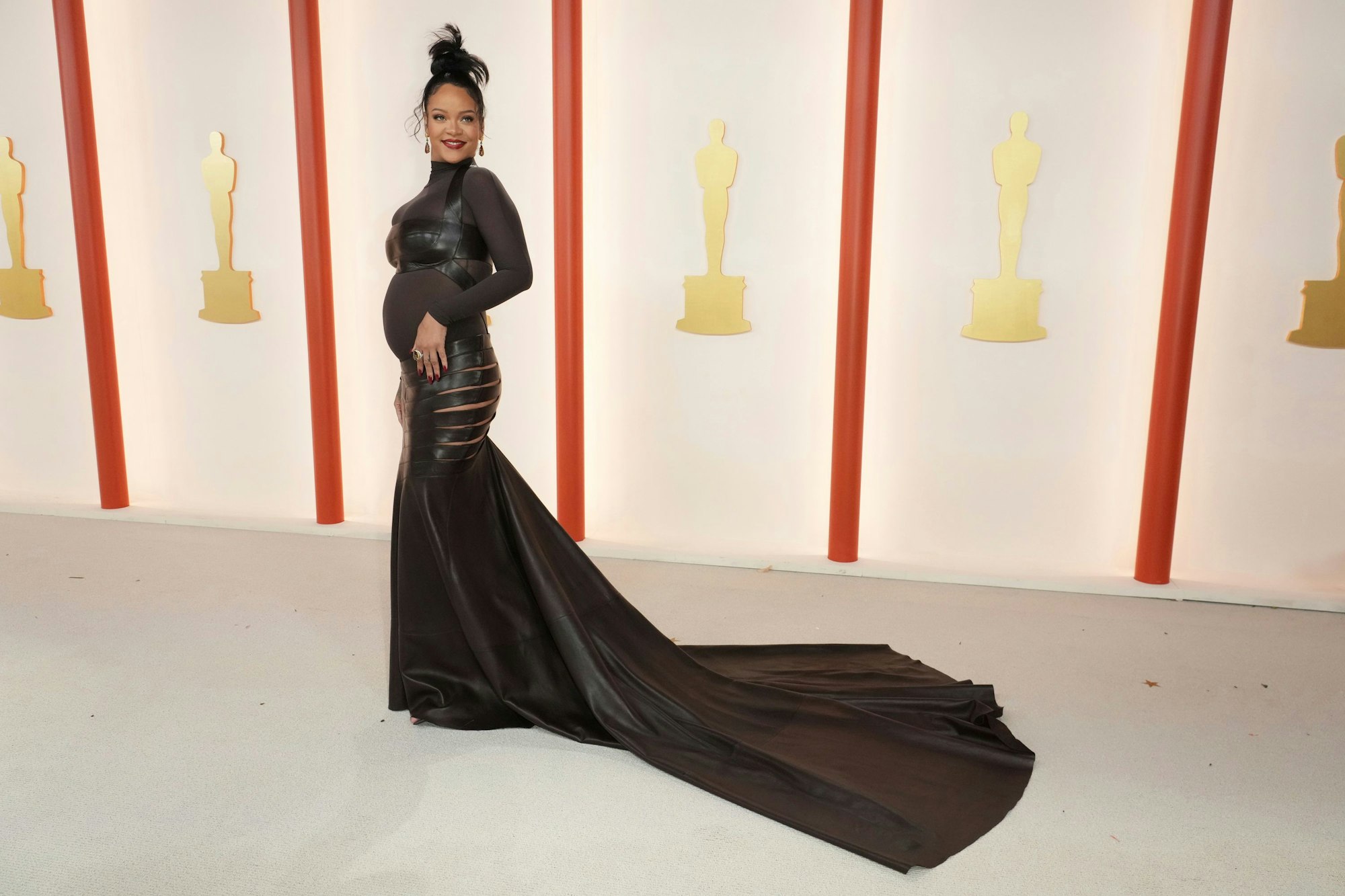 Die schwangere Sängerin Rihanna kommt zur Verleihung der 95. Academy Awards im Dolby Theatre.