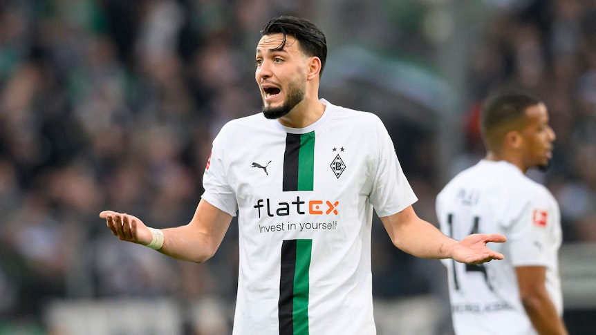Ramy Bensebaini reagiert mit einem fragenden Blick auf seinen Platzverweis im Bundesliga-Spiel von Borussia Mönchengladbach gegen den SC Freiburg am 4. März 2023.