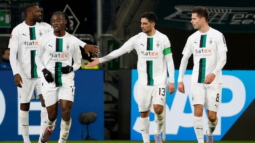Julian Weigl (r.) bejubelt vor seiner Verletzung ein Tor mit seinem Teamkollegen beim Bundesliga-Sieg von Borussia Mönchengladbach bei der TSG Hoffenheim am 28. Januar 2023. Das Foto zeigt den Gladbach-Spieler gemeinsam mit Marcus Thuram, Manu Koné und Lars Stindl (v.l.n.r.).