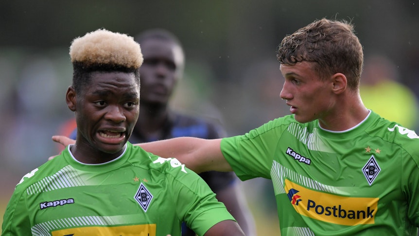 Ba-Muaka Simakala (l.), hier am 20. Juli 2017 mit Michael Cuisance, spielte bis August 2018 für Borussia Mönchengladbach. Das Foto zeigt die beiden damaligen Gladbach-Youngster bei einem Testspiel gegen OGC Nizza.