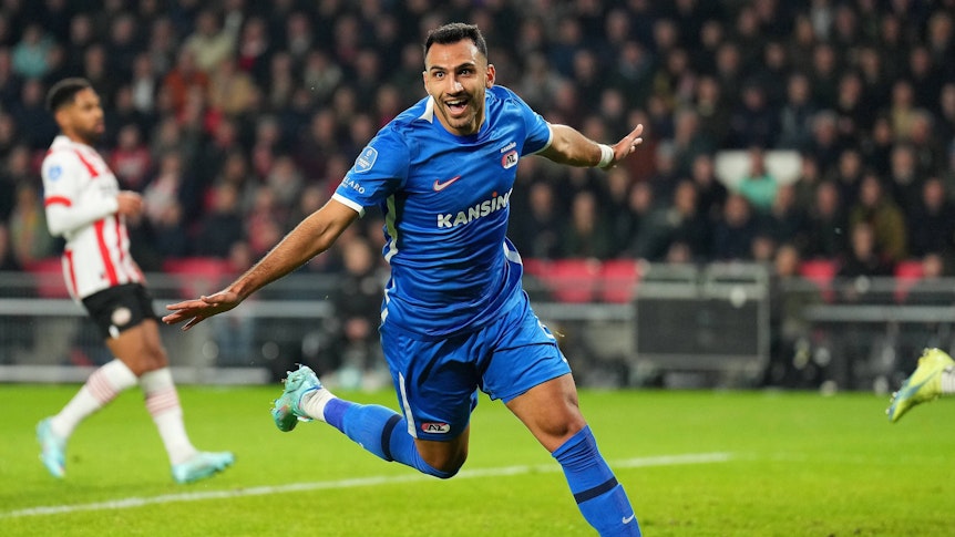 Vangelis Pavlidis bejubelt am 12. November 2022 einen Treffer für AZ Alkmaar im Spiel gegen PSV Eindhoven. Wechselt Pavlidis im Sommer 2023 zu Borussia Mönchengladbach?