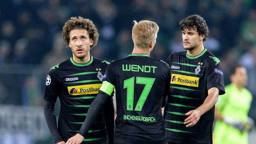 Ein Karriere-Highlight in der Champions League: Tobias Strobl (r.) klatscht sich bei dem Spiel von Borussia Mönchengladbach gegen Manchester City am 23. November 2016 mit seinem Teamkollegen Fabian Johnson (l.) und Oscar Wendt ab.