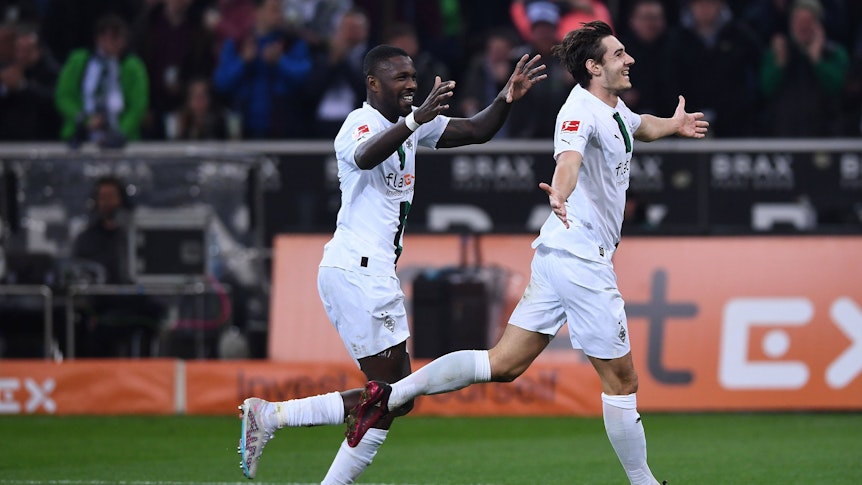 Marcus Thuram (l.) und Torschütze Florian Neuhaus bejubeln den Treffer zum zwischenzeitlichen 2:1 für Borussia Mönchengladbach am 17. März 2023 gegen Werder Bremen.