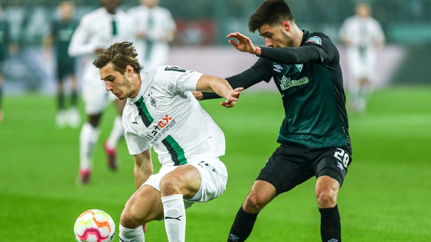 Florian Neuhaus von Borussia Mönchengladbach beim bislang letzten Bundesliga-Aufeinandertreffen am 17. März 2023 im Zweikampf mit Ilia Gruev von Werder Bremen.