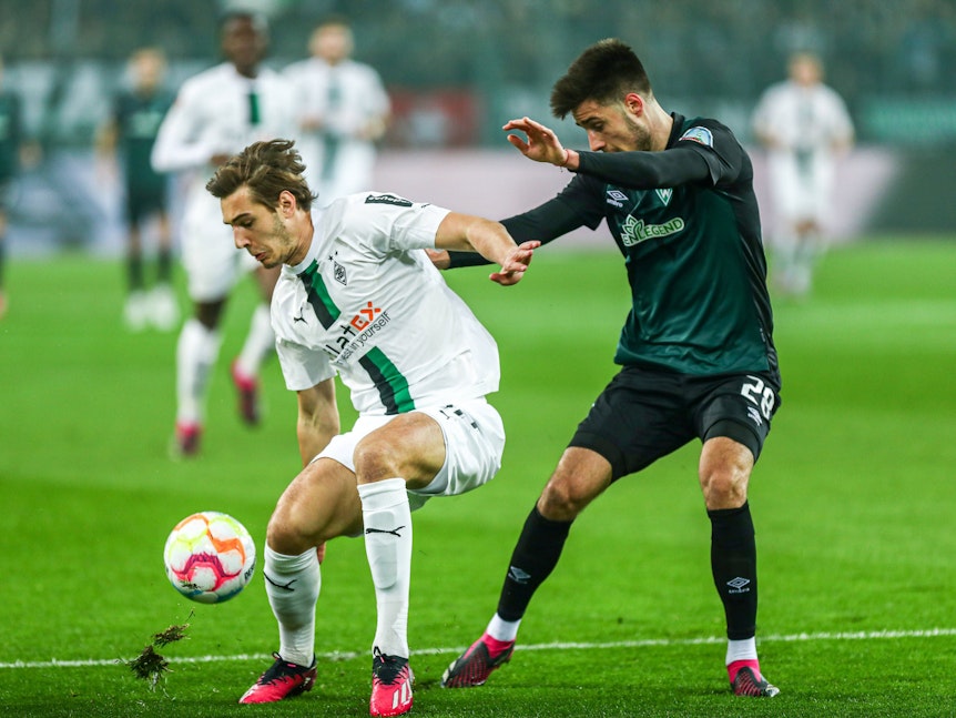 Florian Neuhaus von Borussia Mönchengladbach (l.) am 17. März 2023 im Spiel gegen Werder Bremen.