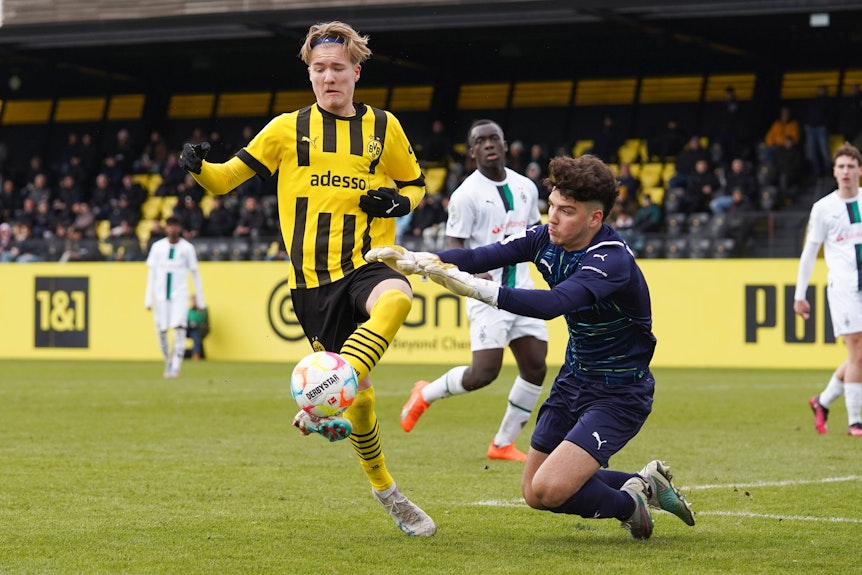 Torhüter Tiago Pereira Cardoso, hier am 4. März 2023 beim Auswärtsspiel in der A-Junioren-Bundesliga bei Borussia Dortmund, läuft in der aktuellen Saison für die U19 und die U17 von Borussia Mönchengladbach auf.