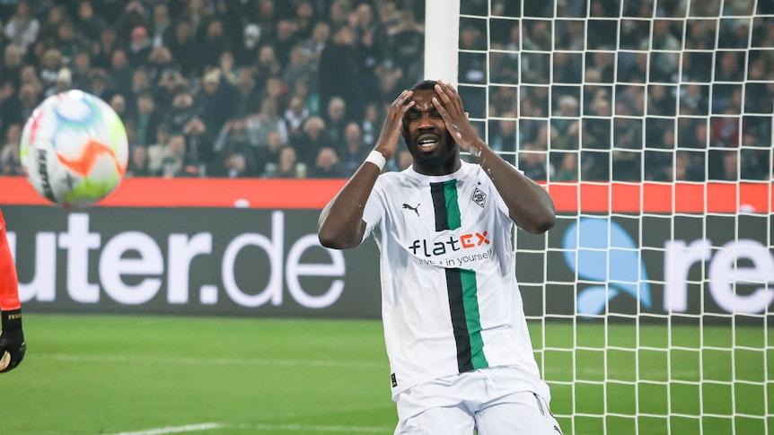 Marcus Thuram von Borussia Mönchengladbach hadert nach einer vergebenen Torchance am 17. März 2023 gegen Werder Bremen.
