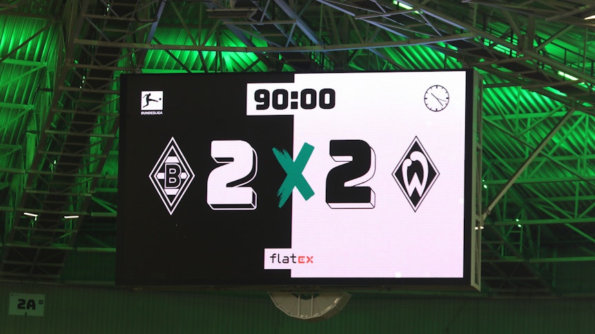 Die Anzeigetafel im Borussia-Park zeigt den 2:2-Endstand zwischen Borussia Mönchengladbach und Werder Bremen am 17. März 2023.