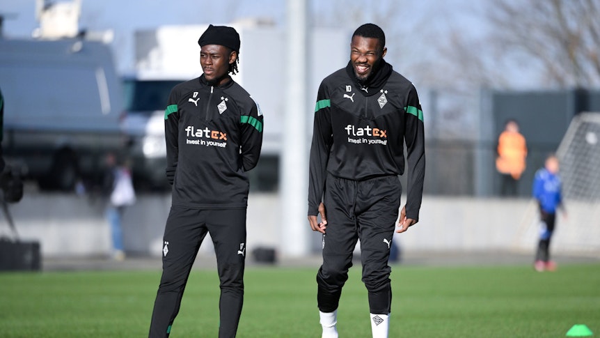 Marcus Thuram (r.) hat gut lachen! Der Stürmer von Borussia Mönchengladbach ist gemeinsam mit seinem Bruder Khephren Thuram für A-Nationalmannschaft in Frankreich nominiert. Manu Koné muss hingegen weiter zur U21. Das Foto zeigt Koné und Thuram vor einem Testspiel am 11. Januar 2023.