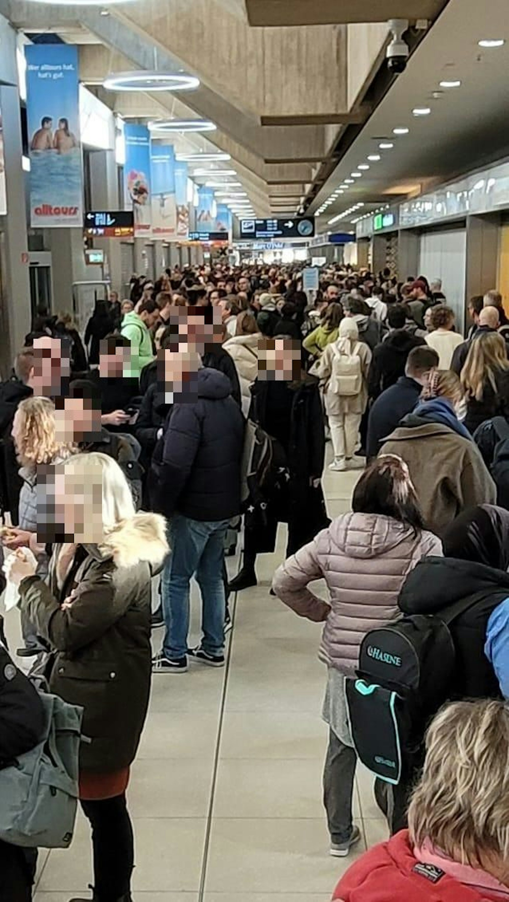 Warte-Chaos am Flughafen Köln/Bonn. So sah es vor einem Jahr am Airport aus.
