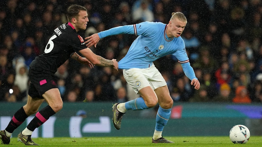 Gladbach-Leihgabe Jordan Beyer am 18. März 2023 für den FC Burnley im Zweikampf mit Erling Haaland von Manchester City.