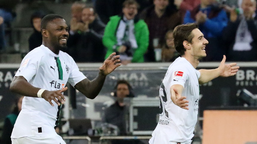 Marcus Thuram (l.) und Florian Neuhaus bejubeln den Treffer zum zwischenzeitlichen 2:1 für Borussia Mönchengladbach gegen Werder Bremen am 17. März 2023.