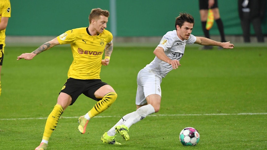 Klares Borussia-Bekenntnis von Marco Reus (l.)! Der ehemalige Spieler von Borussia Mönchengladbach will seine Karriere bei Borussia Dortmund beenden. Jonas Hofmann will eine solche Festlegung vermeiden. Das Foto zeigt Reus und Hofmann in einem direkten Zweikampf am 2. März 2021.