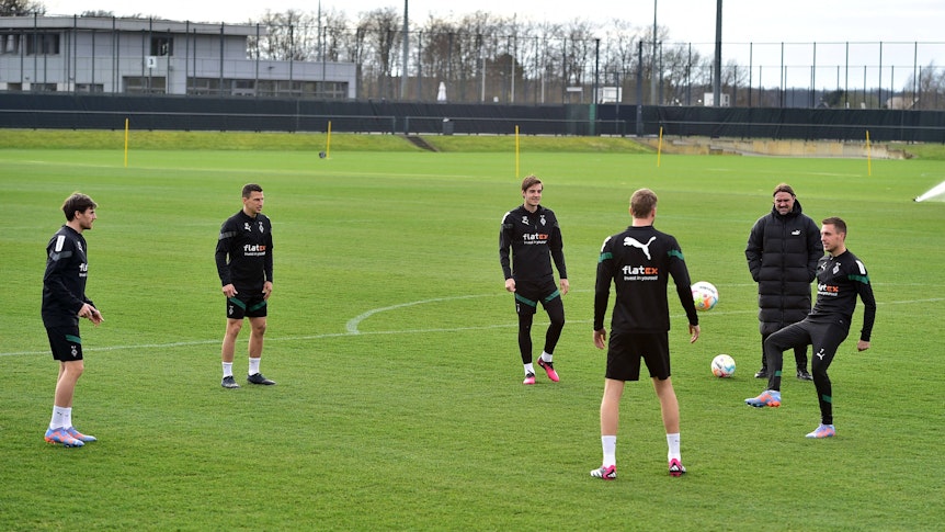 Trainer Daniel Farke von Borussia Mönchengladbach (2. v. r.) beobachtet seine Spieler beim Training am 21. März 2023. Jonas Hofmann, Stefan Lainer, Florian Neuhaus, Marvin Friedrich und Patrick Herrmann spielen sich den Ball zu.