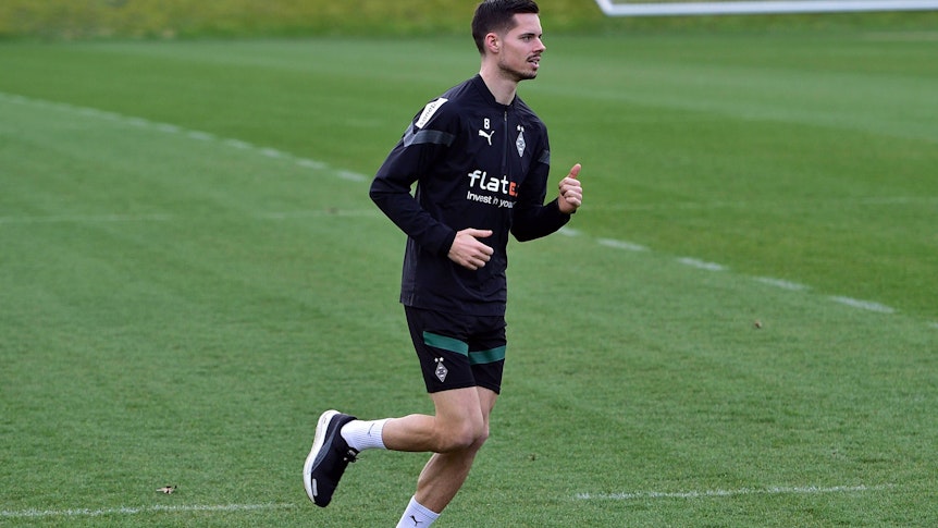 Julian Weigl absolvierte nach seiner Verletzung am Dienstag (21. März 2023) eine Laufeinheit auf dem Trainingsplatz im Borussia-Park.