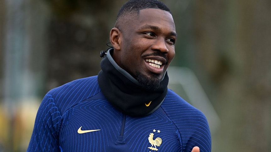 Marcus Thuram, Stürmer bei Borussia Mönchengladbach, hier zu sehen am 20. März 2023 beim Training mit der französischen Nationalmannschaft. er grinst freundlich.