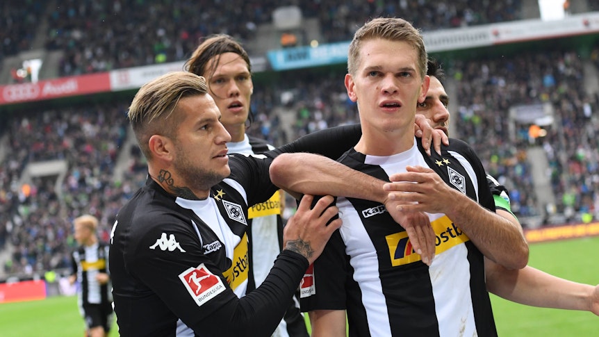Raul Bobadilla (l.), hier am 30. September 2017, bestritt insgesamt 75 Spiele im Trikot von Borussia Mönchengladbach. Das Foto zeigt Bobadilla gemeinsam mit seinen ehemaligen Gladbach-Teamkollegen Jannik Vestergaard, Matthias Ginter und Lars Stindl (v.l.n.r.).