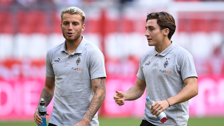 Rocco Reitz (r.) unterhält sich vor dem Bundesliga-Spiel von Borussia Mönchengladbach bei Bayern München am 27. August 2022 mit Jordan Beyer, der aktuell an den FC Burnley verliehen ist.