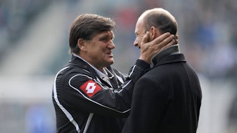 Hans Meyer (l.) ist seit 2011 Präsidiumsmitglied bei Borussia Mönchengladbach, zuvor trainierte er unter anderem von 1996 bis 1999 Twente Enschede. Das Foto zeigt Meyer am 7. März 2009 mit Ex-Gladbach-Torjäger Arie van Lent.