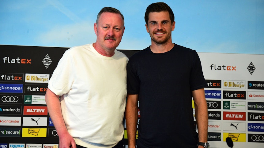Gladbach-Manager Roland Virkus (l.), hier am 9. August 2023 bei der Vertragsverlängerung von Jonas Hofmann (r.) im Presseraum vom Borussia-Park, glaubt daran, dass der Fohlen-Profi schon bald wieder mit zur deutschen Nationalmannschaft darf.