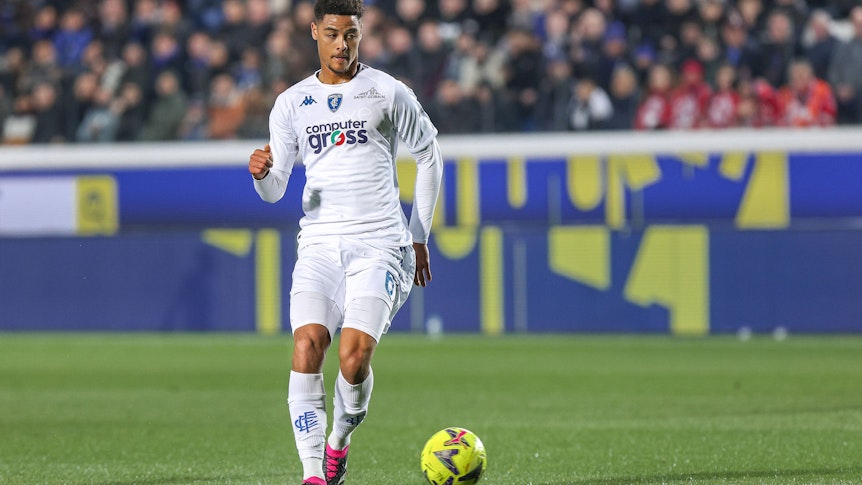 Koni de Winter, hier am 17. März 2023 bei einer Partie des FC Empoli gegen Atalanta Bergamo, soll das Interesse der Borussia-Bosse geweckt haben. Das Foto zeigt ihn im weißen Trikot beim Sprint.