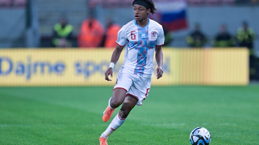 Yvandro Borges Sanches von Borussia Mönchengladbach hat seinen ersten EM-Quali-Punkt mit der Nationalmannschaft Luxemburgs geholt. Das Foto zeigt den 18-Jährigen während des Spiels in der Slowakei am Ball.